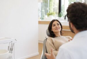 Paciente relajada en una consulta dental moderna antes de una endodoncia en Rochas Dental, Sant Cugat